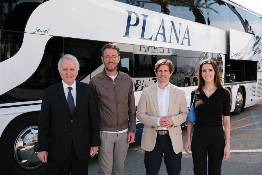 BusPlana presenta tres autocares nuevos de doble piso para los servicios Costa Dorada-Barcelona